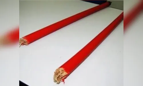 Homem ameaça a ex-mulher com um cabo de vassoura