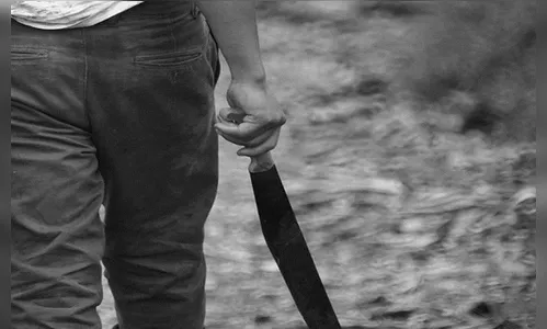 Homem armado com facão assalta posto de combustíveis