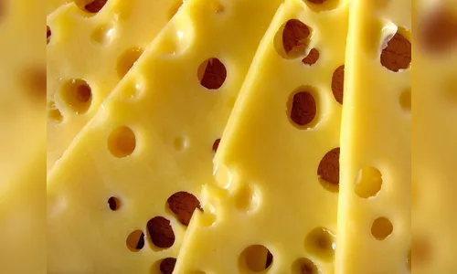 Homem de 27 anos furta duas peças de queijo de supermercado