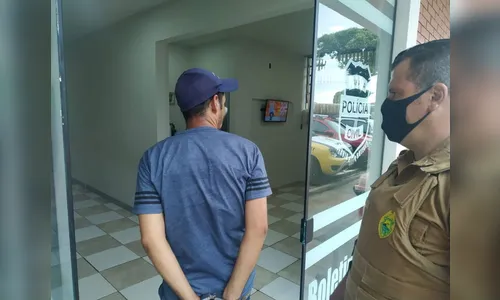 Homem é detido após tentar agarrar mulher em ponto de ônibus