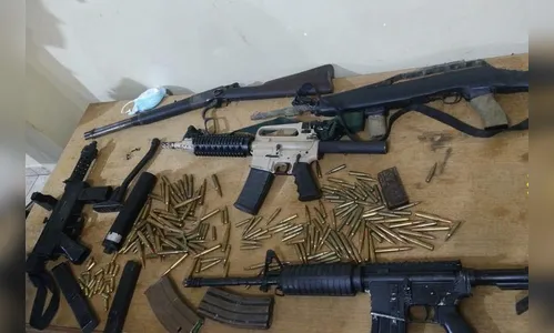 Homem é preso com fuzis, submetralhadora e carabinas em carro no PR