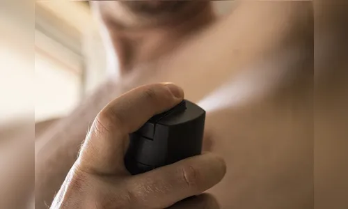Homem entra em farmácia e furta 3 kits de desodorante