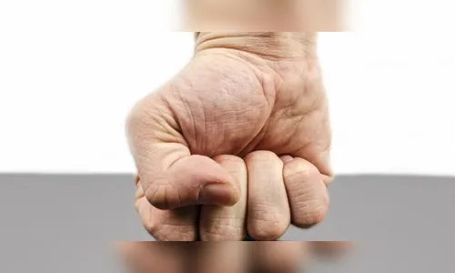 Homem tenta invadir casa da ex-companheira, corta a mão e vai preso