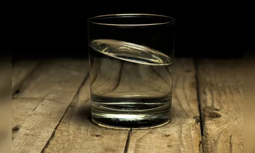 Idoso chega bêbado em casa, é imobilizado pelo filho e acaba preso