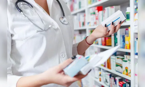 Sem máscara, mulher causa tumulto em farmácia municipal