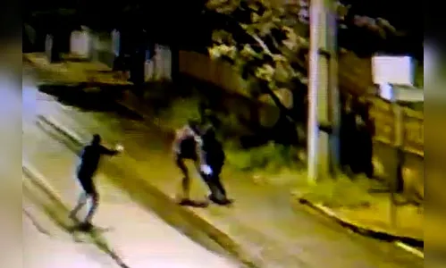 Funcionários de frigorifico são abordados por assaltantes no retorno do serviço