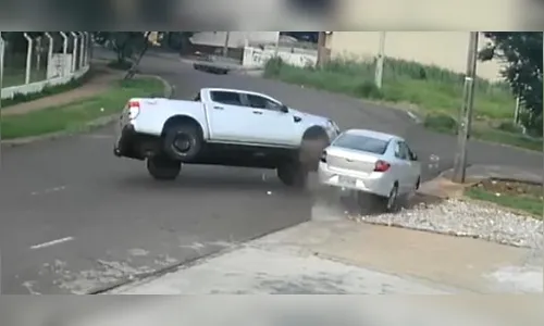 Imagens de segurança flagram caminhonete capotando; Vídeo