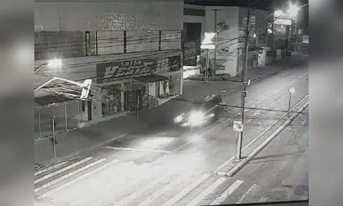 Inusitado: homem atravessa rua e dá voadora em viatura da Guarda Municipal; Vídeo