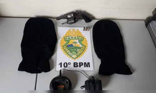 Jovem de 23 anos conhecido pela polícia é preso com revólver e balaclavas