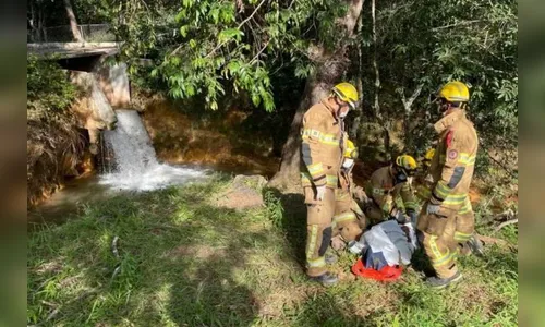 Jovem morre ao pular em córrego para salvar mãe e irmã