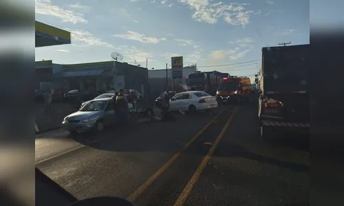 Jovem motociclista é atingida por carro e fica ferida