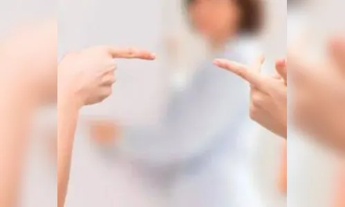 Jovem não aceita namoro da irmã de 12 anos e bate na mãe e na garota