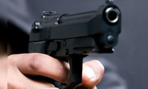 Ladrões armados roubam loja de conveniência e ameaçam funcionária