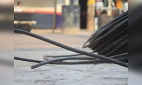 Ladrões furtam 250 metros de fios de residência