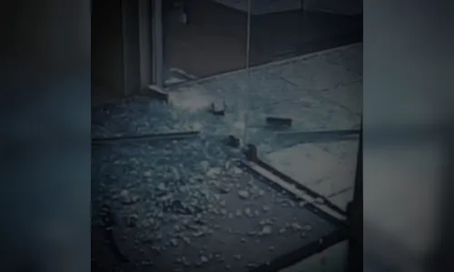 Ladrões quebram blindex a pedrada de madrugada para furtar