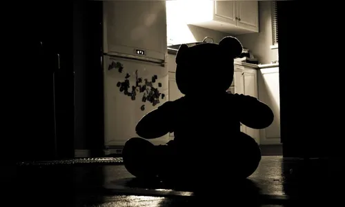 Mãe flagra marido estuprando filho de 3 anos e esfaqueia abusador