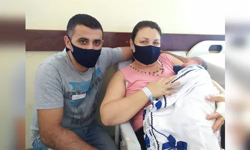 Mãe realiza parto humanizado e agradece equipe