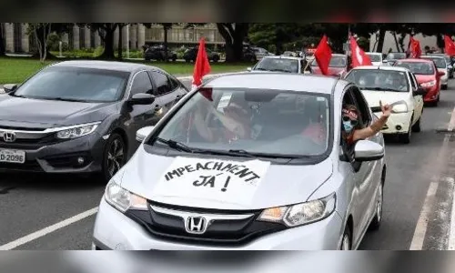 Manifestantes fazem carreata na Esplanada contra Bolsonaro e por vacinas