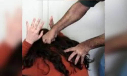 Marido ameaça e arrasta mulher pelos cabelos após discussão
