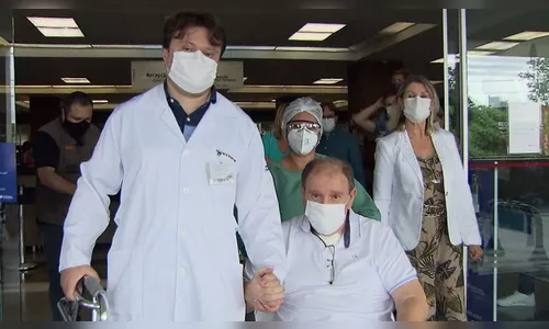 Médico vê pai receber alta após quase 40 dias internado com Covid