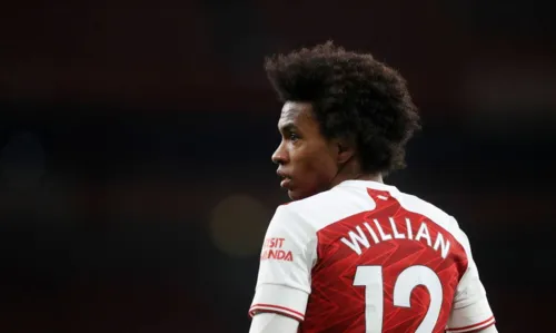 Meia-atacante Willian, do Arsenal, é alvo de ofensas racistas online