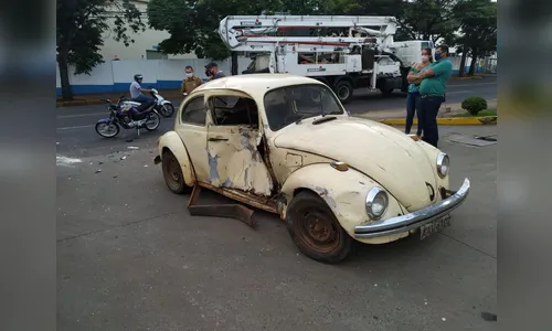Motociclista atinge Fusca na Avenida Governador Roberto da Silveira; Veja