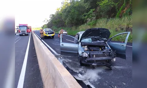Motorista cochila no volante e carro capota várias vezes