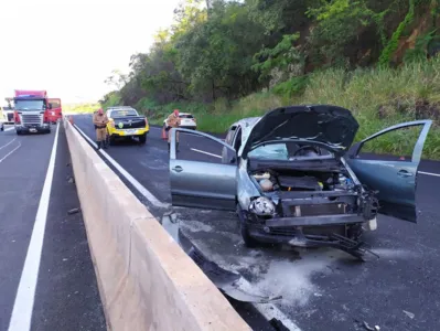 Motorista cochila no volante e carro capota várias vezes