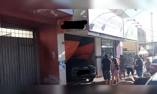 Motorista perde controle do carro e bate em estabelecimento comercial; vídeo