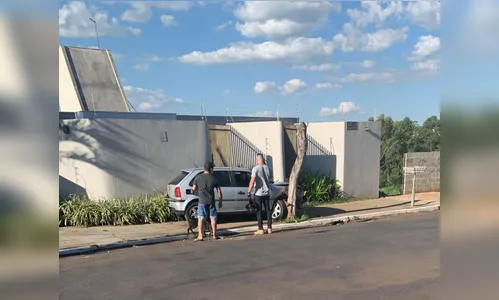 Motorista perde o controle e atinge árvore no bairro 28