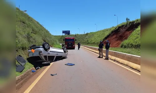 Motorista sem CNH capota carro e acaba preso após agredir socorrista