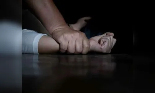 Mulher é abusada sexualmente por desconhecido na saída de mercado