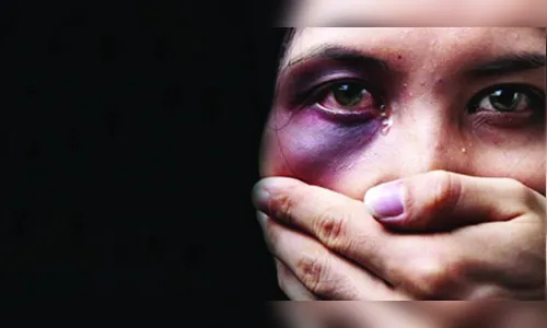 Mulher é agredida com soco no olho após discussão