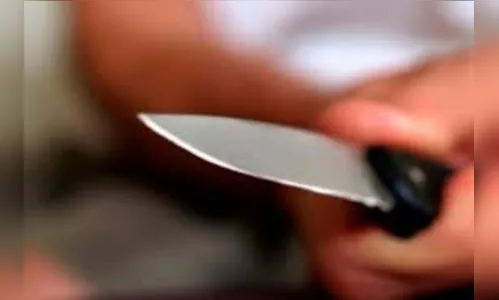 Mulher é ameaçada com faca pelo ex-namorado da irmã