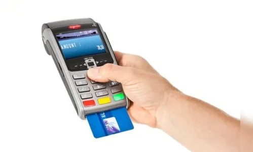 Mulher é presa vendendo cocaína e maconha com máquina de cartão