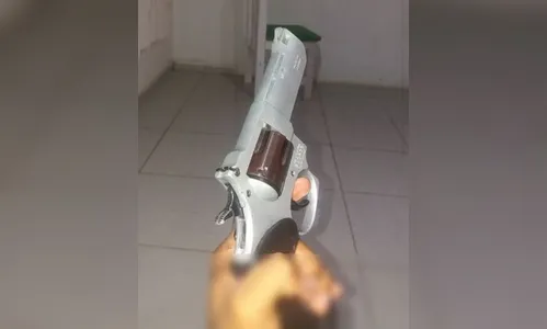 Mulher é vítima de roubo a mão armada na porta de casa