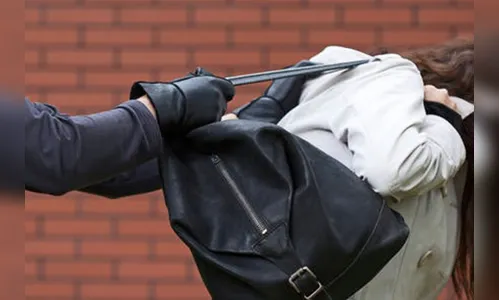 Mulher tem bolsa furtada dentro de consultório médico