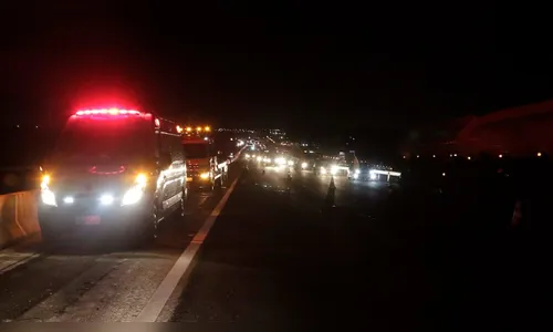 Mulher tenta prestar ajuda em acidente e morre atropelada em rodovia