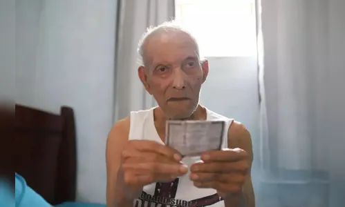No dia do aniversário, idoso de 115 anos é vacinado