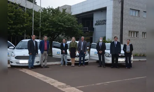 Carros oficiais da Câmara de Vereadores de Ivaiporã recebem adesivos de identificação