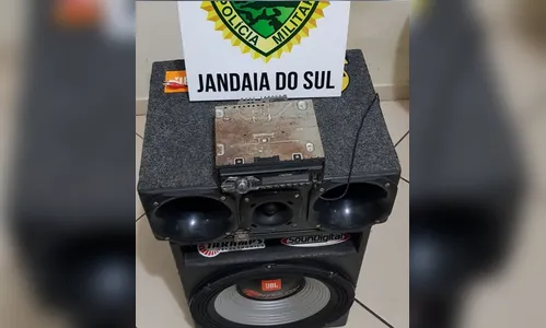 PM flagra festa com cerca de 50 carros no estacionamento