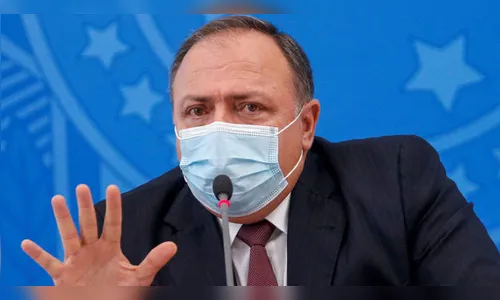 Pazuello confirma a compra de 230 milhões de doses da vacina
