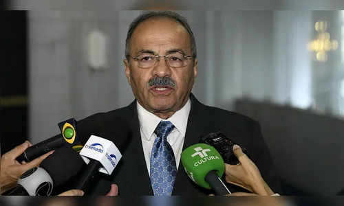 Pego com dinheiro na cueca, Chico Rodrigues reassume mandato no Senado