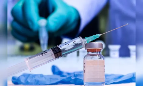 Polícia indicia técnica que não aplicou vacina em idoso