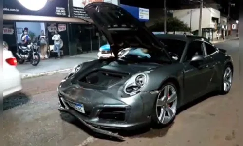 Porsche se envolve em acidente e é guinchado por débito