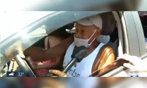 Repórter corre atrás de entrevistado que 