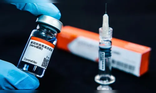 Saúde estende vacinação contra a Covid-19 aos trabalhadores de laboratórios e farmácias da linha de frente