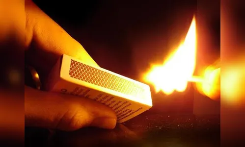 Sem saber motivo, carro de mulher é incendiado na rua onde mora