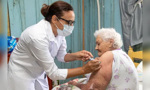 Saúde de Jardim Alegre realiza vacinação em idosos nos domicílios