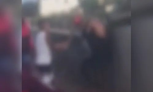 Suspeitos de assalto são agredidos e obrigados à pular em valeta no PR; Vídeo
